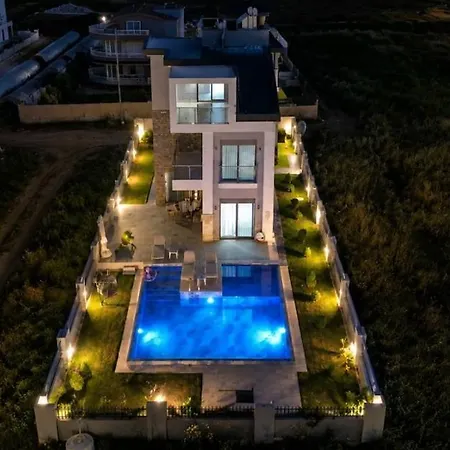 For 8 People With A View Of The Land Of Legends Villa *