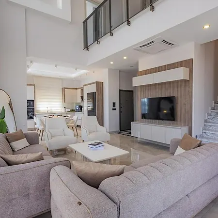 For 8 People With A View Of The Land Of Legends *